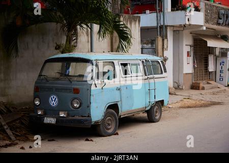 Ein ziemlich alter blauer Volkswagen Bus parkte auf der Straße in Tulum, Quintana Roo, Mexiko Stockfoto