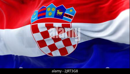 Nahaufnahme der kroatischen Nationalflagge, die im Wind winkt. Kroatien ist ein Land an der Kreuzung von Mittel- und Südosteuropa. Stoffstruktur Stockfoto