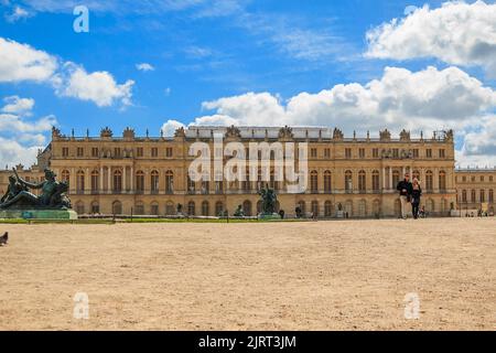 Dies ist ein Blick auf die Fassade des königlichen Schlosses vom Park von Versailles, 12. Mai 2013 in Versailles, Frankreich. Stockfoto