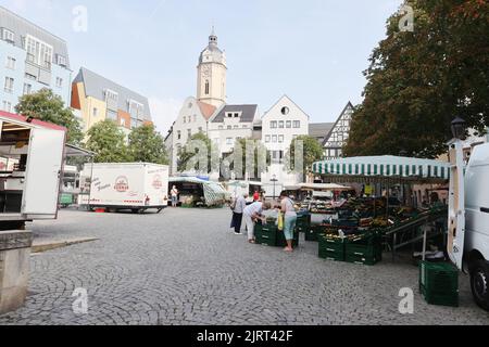 Jena, Deutschland. 26. August 2022. Markthändler verkaufen ihre Waren auf dem Marktplatz im Zentrum der Stadt. Die Stadt Jena warnt vor starkem Hitzestress. Kredit: Bodo Schackow/dpa/Alamy Live Nachrichten Stockfoto