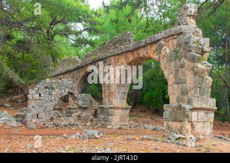 Steinaquädukt in der antiken Stadt Phaselis. Alte Phaselis Ruinen in der Türkei Kemer Antalya. Berühmtes Reiseziel, Urlaubskonzept Stockfoto