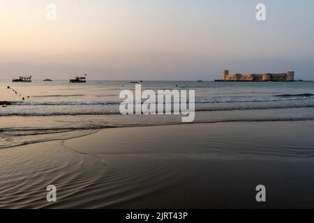 Kizkalesi oder Maiden Castle in der Nähe von Mersin auf einer kleinen Insel bei Sonnenaufgang Stockfoto