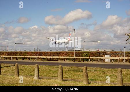 Plane Spotting in der Nähe des Flughafens Heathrow in London, Großbritannien Stockfoto