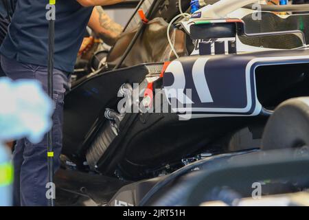 Francorchamps Spa, Belgien. 26. August 2022. Scuderia AlphaTauri Mechaniker bei der Arbeit am Auto während DER FORMEL 1 ROLEX BELGISCHER GRAND PRIX 2022 FREIES TRAINING, Formel 1 Meisterschaft in Francorchamps - SPA, Belgien, August 26 2022 Kredit: Unabhängige Fotoagentur/Alamy Live Nachrichten Stockfoto