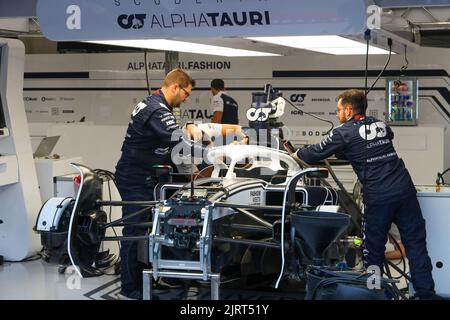 Francorchamps Spa, Belgien. 26. August 2022. Scuderia AlphaTauri Mechaniker bei der Arbeit am Auto während DER FORMEL 1 ROLEX BELGISCHER GRAND PRIX 2022 FREIES TRAINING, Formel 1 Meisterschaft in Francorchamps - SPA, Belgien, August 26 2022 Kredit: Unabhängige Fotoagentur/Alamy Live Nachrichten Stockfoto