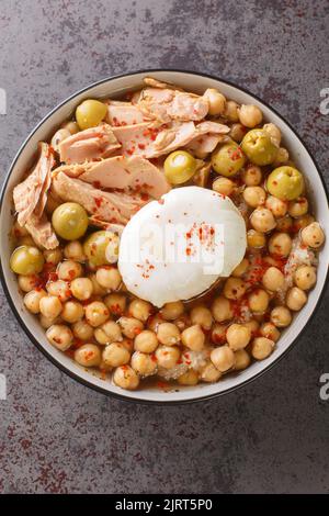 Lablabi oder Lablebi ist eine tunesische Suppe mit Kichererbsen, die über Stücken abgestandenem Brot serviert wird und mit einem pochierten Ei und Thunfisch aus der Nähe gekrönt wird Stockfoto