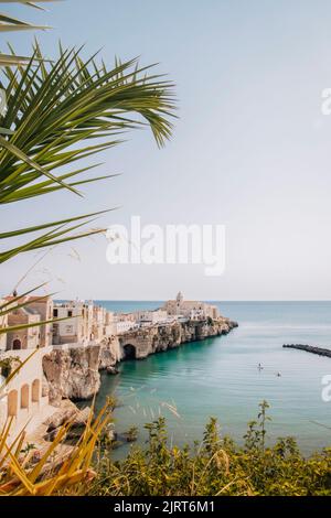 Wunderschöne Stadt am Meer - das ruhige blaue Meer trifft auf die charmante Stadt auf den Klippen, was den perfekten Ort in Vieste, Italien, macht. Stockfoto