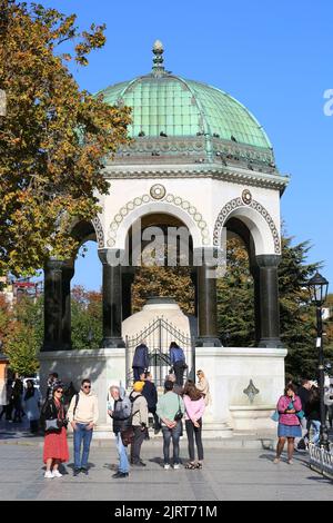 ISTANBUL, TÜRKEI-OKTOBER 30:nicht identifizierte Touristen besuchen den Deutschen Brunnen am Sultanahmet Platz.Oktober 30,2021 in Istanbul, Türkei Stockfoto