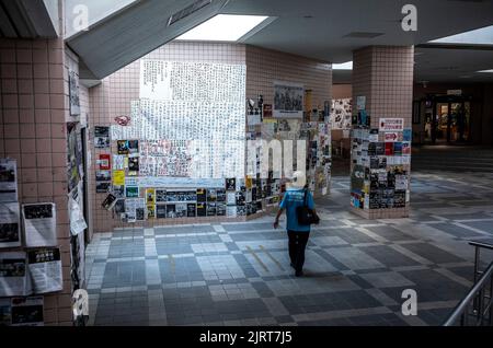 John Lennons Wand mit Plakaten und Schildern, die den Freiheitskampf Hongkongs fordern, drapiert, Und in jüngerer Zeit die Selbstverteidigung der Ukraine gegen Russland unterstützt, die am 26/08/2022 an der NCCU Univercity in Taipei, Taiwan, eingerichtet wurde.Pro-Freedom-Aktivisten, die gegen die Regierung in Peking sind, haben auf einer ähnlichen Mauer, die 1980 in Prag errichtet wurde, den Anstoß genommen. Ursprünglich war die Mauer als eine Möglichkeit gedacht, John Lennon nach seinem Mord Tribut zu zollen. Im Laufe der Zeit wurde es jedoch für die Prager Jugend zu einem Weg, gegen die repressive kommunistische Regierung zu protestieren.von Wiktor Dabkowski Stockfoto