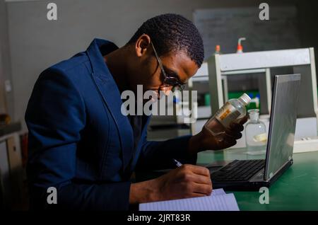 Der Apotheker überprüft die Liste der Medikamente und prüft den Bestand aller Medikamente auf einmal Stockfoto