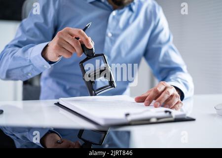 Markenschutz Gummistempel Auf Papier Im Büro Stockfoto