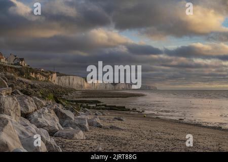 Magnifique coucher de Soleil sur la Plage d'Onival, les falaises, le sable, le plongeoir et les rochers Stockfoto