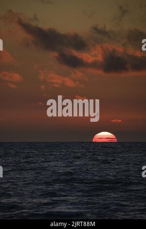 Magnifique coucher de Soleil sur la Plage d'Onival, les falaises, le sable, le plongeoir et les rochers Stockfoto