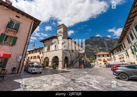 Altes Rathaus und Platz in Venzone, teilweise durch das Erdbeben von 1976 zerstört, Udine, Friaul-Julisch Venetien, Italien, Europa. Stockfoto