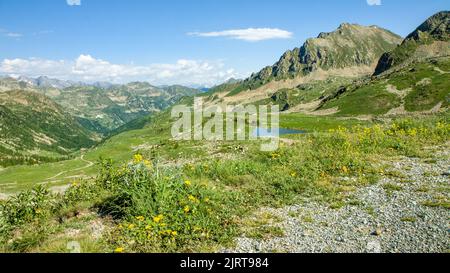 Schöne Aussicht auf Col de la Lombarde - Colle della Lombarda, el. 2350 m. - Hochgebirgspass über dem Skigebiet Isola 2000 an der Grenze dazwischen Stockfoto