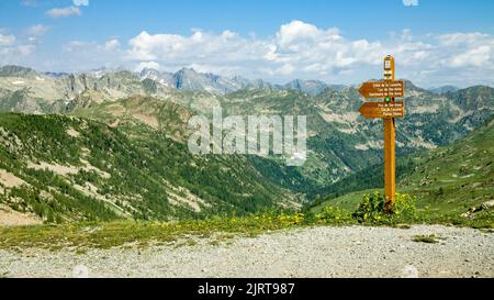 Schöne Aussicht auf Col de la Lombarde - oder Colle della Lombarda, el. 2350 m. - Hochgebirgspass über dem Skigebiet Isola 2000 an der Grenze dazwischen Stockfoto