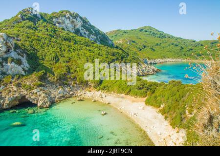 Die schöne Panorama-Luftaufnahme von Griechenland Korfu Porto Timoni Doppelstrand. Grüner Hintergrund HD. Hintergrund 4K. Mittelmeer, Europa. Tolle Natur Stockfoto