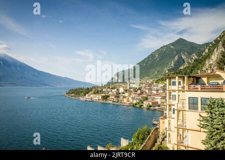 Der schöne Panoramablick auf Limone sul Garda, Lago di Garda, Italien, Europa. HD Wallpaper, 4K Grüner Hintergrund. Stockfoto