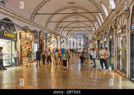 Traditionelle Passage des Großen Basars im Stadtzentrum von Istanbul. Türkei Stockfoto