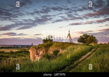 Wunderschöner Panoramablick auf den Sonnenuntergang über der 'Stranska Skala' in Brno, Slatina, der zweitgrößten Stadt der Tschechischen Republik, Europa. Grüner Hintergrund HD. Wal Stockfoto