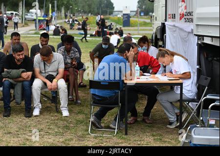 Ter Apel, Niederlande. 26. August 2022. Mitarbeiter der Organisation Ärzte ohne Grenzen behandeln Asylbewerber in der Nähe des nationalen Asylzentrums Ter Apel. Ärzte ohne Grenzen behandeln erstmals auch Menschen in den Niederlanden - im nationalen Asylzentrum Ter Apel, wo seit Wochen Hunderte von Asylbewerbern im Freien in der Nähe der Einrichtung nach der Grenze zu Niedersachsen schlafen, Aus Mangel an Schlafplätzen in der Anlage. Quelle: Lars Klemmer/dpa/Alamy Live News Stockfoto