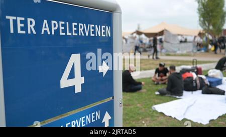 Ter Apel, Niederlande. 26. August 2022. Ein Schild weist in Richtung des nationalen Asylzentrums Ter Apel. Auch Ärzte ohne Grenzen behandeln zum ersten Mal Menschen in den Niederlanden - im nationalen Asylzentrum Ter Apel, wo seit Wochen Hunderte von Asylbewerbern in der Umgebung der Einrichtung nach der Grenze zu Niedersachsen im Freien schlafen, Aus Mangel an Schlafplatz in der Anlage. Quelle: Lars Klemmer/dpa/Alamy Live News Stockfoto