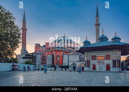 Istanbul, Türkei - 5. August 2022: Menschen hinter der Hagia Sophia Camii Moschee oder Ayasofya (türkisch), Istanbul, Türkei. Stockfoto