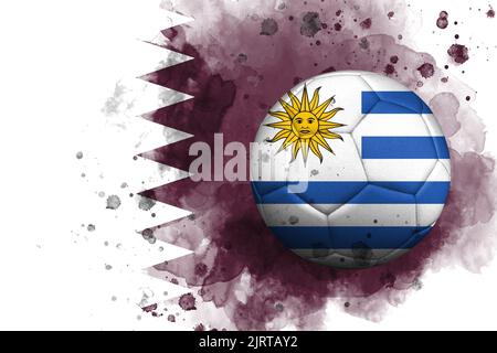 Ein Fußball mit der Flagge Uruguays auf einem Aquarell-Hintergrund der Flagge von Katar Stockfoto