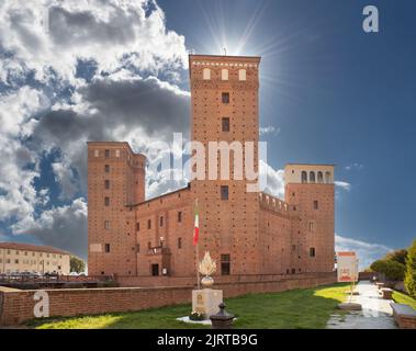 Fossano, Cuneo, Italien - 25. August 2022: Das Schloss der Fürsten von Acaja (XIV Jahrhundert) auf der piazza Castello am blauen, wolkigen Himmel mit Sonnenstrahlen Stockfoto