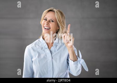 Alte Ältere Großmutter Frau Mit Finger Nach Oben. Gesichtsausdruck Stockfoto