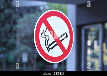 Rote runde Rauchverbot Schild mit Durchgestrichenen zigarette Symbol Stockfoto