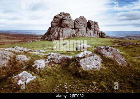 Der imposante Haytor in der Dartmoorlandschaft an einem Winternachmittag. Stockfoto