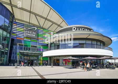 Ludwigshafen, Deutschland - August 2022: Großes Einkaufszentrum mit dem Namen 'Rhein Galerie' Stockfoto