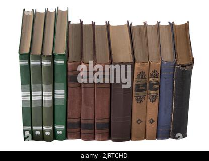 Stapel alter Bücher auf weißem Hintergrund isoliert. Bücherregal. Das Buch ist in einem Stoffbezug. Vintage-Bindung. Stockfoto
