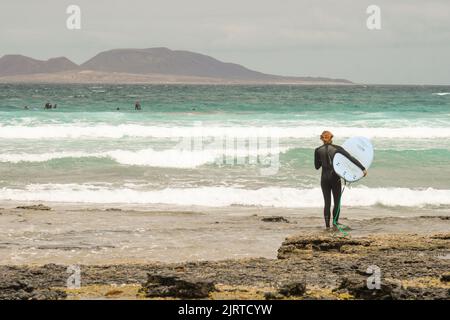 Surfer am Strand von Caleta de Famara auf Lanzarote Stockfoto