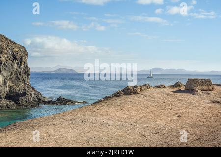 Segelboot zwischen Lanzarote und Fuerteventura von Punta Papagayo Stockfoto