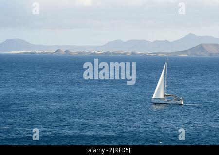 Segelboot zwischen Lanzarote und Fuerteventura von Punta Papagayo Stockfoto