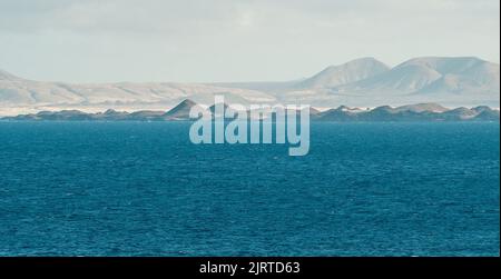 Panoramablick auf Isla de Lobos und die Dünen von Corralejo von Lanzarote Stockfoto