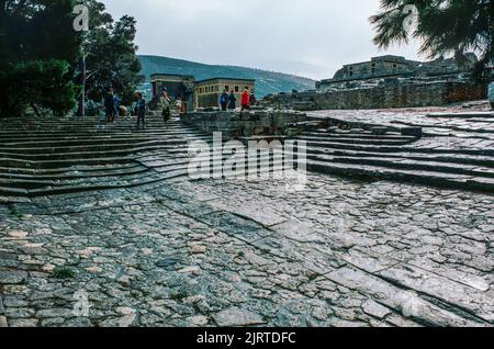 Theatergelände im Knossos Palast in der Nähe von Heraklion auf Kreta, der größten und bevölkerungsreichsten der griechischen Inseln, dem Zentrum der ersten fortgeschrittenen Zivilisation Europas. März 1980. Archivscan von einem Dia. Stockfoto