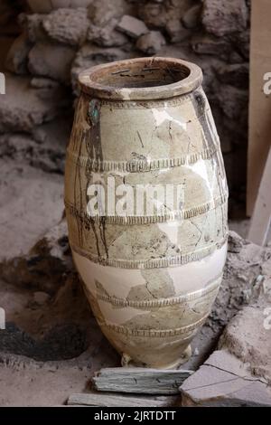 Santorini, Griechenland - 01. Juli 2021: In der prähistorischen Stadt Akrotiri, Ausgrabungsstätte einer minoischen bronzezeitlichen Siedlung, wurde antike Keramik geborgen Stockfoto