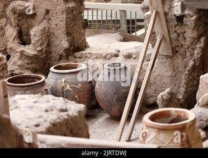 Santorini, Griechenland - 01. Juli 2021: In der prähistorischen Stadt Akrotiri, Ausgrabungsstätte einer minoischen bronzezeitlichen Siedlung, wurde antike Keramik geborgen Stockfoto