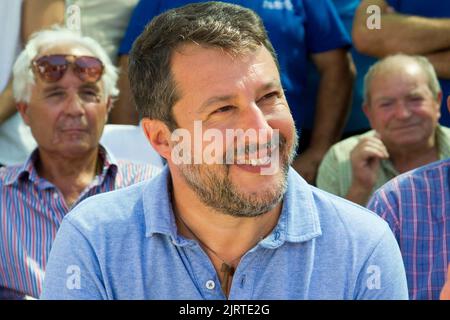 Matteo Salvini, italienischer Politiker und ehemaliges Mitglied des Europäischen parlaments, bei einem Treffen in Borgo Appio mit Büffelzüchtern in der Provinz Stockfoto