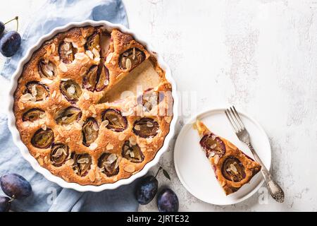 Traditionelle amerikanische Pflaumentorte auf weißem Tisch. Stockfoto
