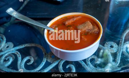 Tomatensuppe mit Toaststücken. Stockfoto