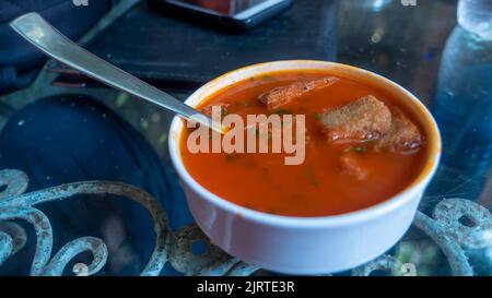 Tomatensuppe mit Toaststücken. Stockfoto