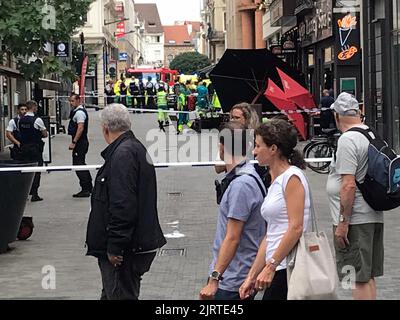 Brüssel, Belgien. 26. August 2022. ACHTUNG REDAKTEURE - SMARTPHONE-BILD - BESTE VERFÜGBARE QUALITÄT - Abbildung zeigt einen Sicherheitsumriss am Ort eines Zwischenfalls, rammte ein Van auf eine Terrasse im Stadtzentrum von Brüssel, in der Nieuwstraat - Rue Neuve Bereich, Freitag 26 August 2022. Die Ursache des Vorfalls ist unbekannt, Rettungsdienste und Polizei sind dabei. BELGA FOTO KRISTOF VANHOUTTE Kredit: Belga Nachrichtenagentur/Alamy Live News Stockfoto