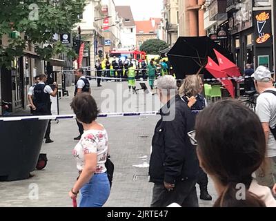 Brüssel, Belgien. 26. August 2022. ACHTUNG REDAKTEURE - SMARTPHONE-BILD - BESTE VERFÜGBARE QUALITÄT - Abbildung zeigt einen Sicherheitsumriss am Ort eines Zwischenfalls, rammte ein Van auf eine Terrasse im Stadtzentrum von Brüssel, in der Nieuwstraat - Rue Neuve Bereich, Freitag 26 August 2022. Die Ursache des Vorfalls ist unbekannt, Rettungsdienste und Polizei sind dabei. BELGA FOTO KRISTOF VANHOUTTE Kredit: Belga Nachrichtenagentur/Alamy Live News Stockfoto