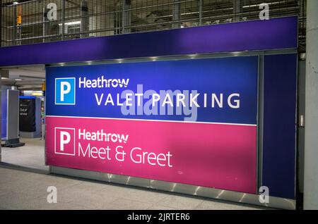Ein großes Schild mit Anweisungen für den Parkservice und den Meet & Greet-Service am Flughafen London Heathrow, Terminal 2. Stockfoto