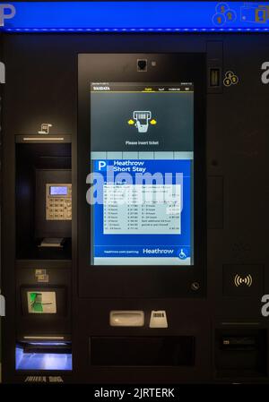 Ein Parkautomat am London Heathrown Airport, Terminal 2. Stockfoto
