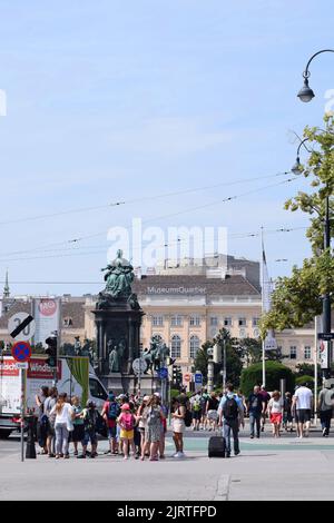 Maria Theresia Statue auf dem Wiener Platz, Österreich. Touristen am berühmten Platz (Maria-Theresien-Platz). Museum Quartier im Hintergrund Stockfoto